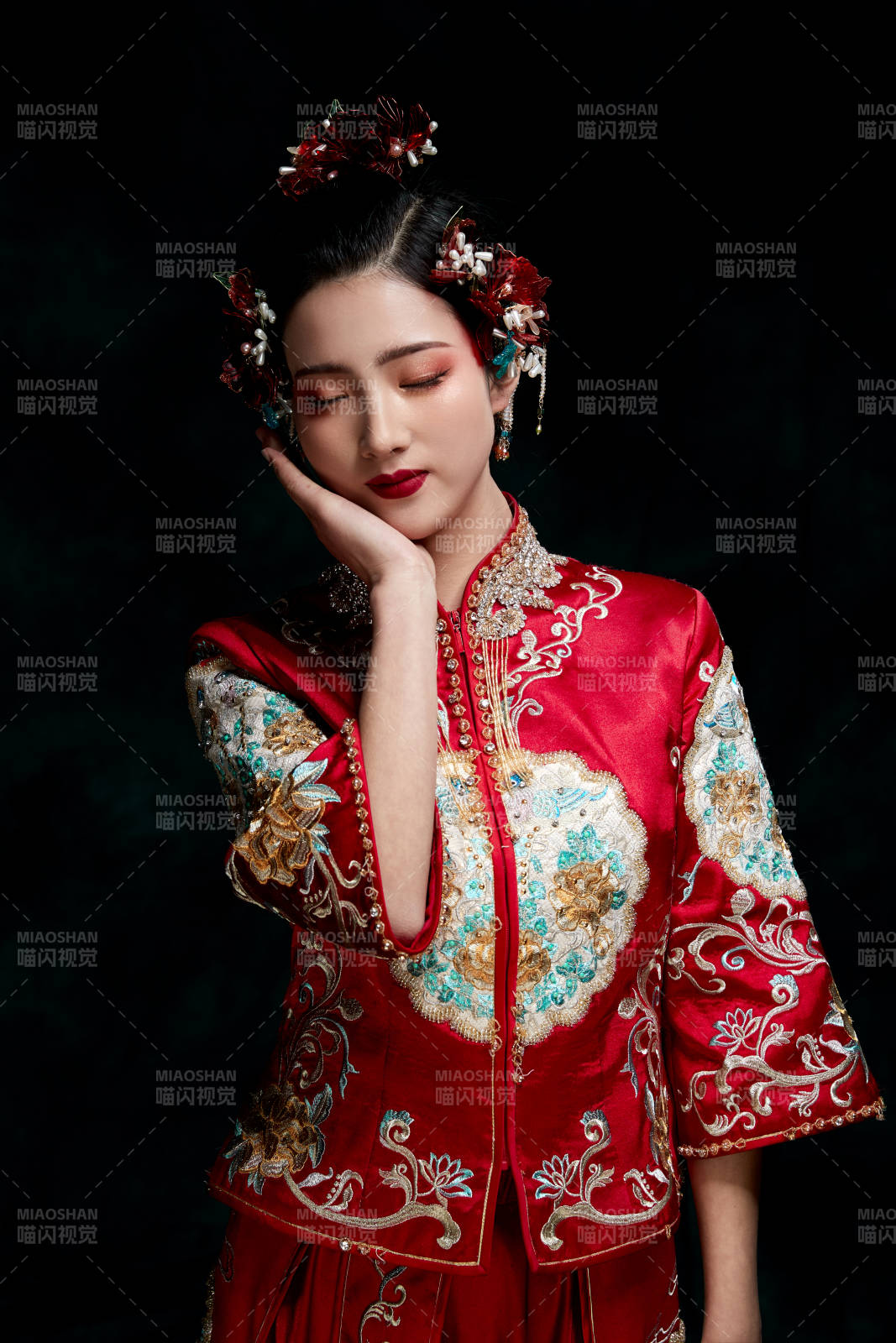 穿着中式秀禾服的亚洲少女图片