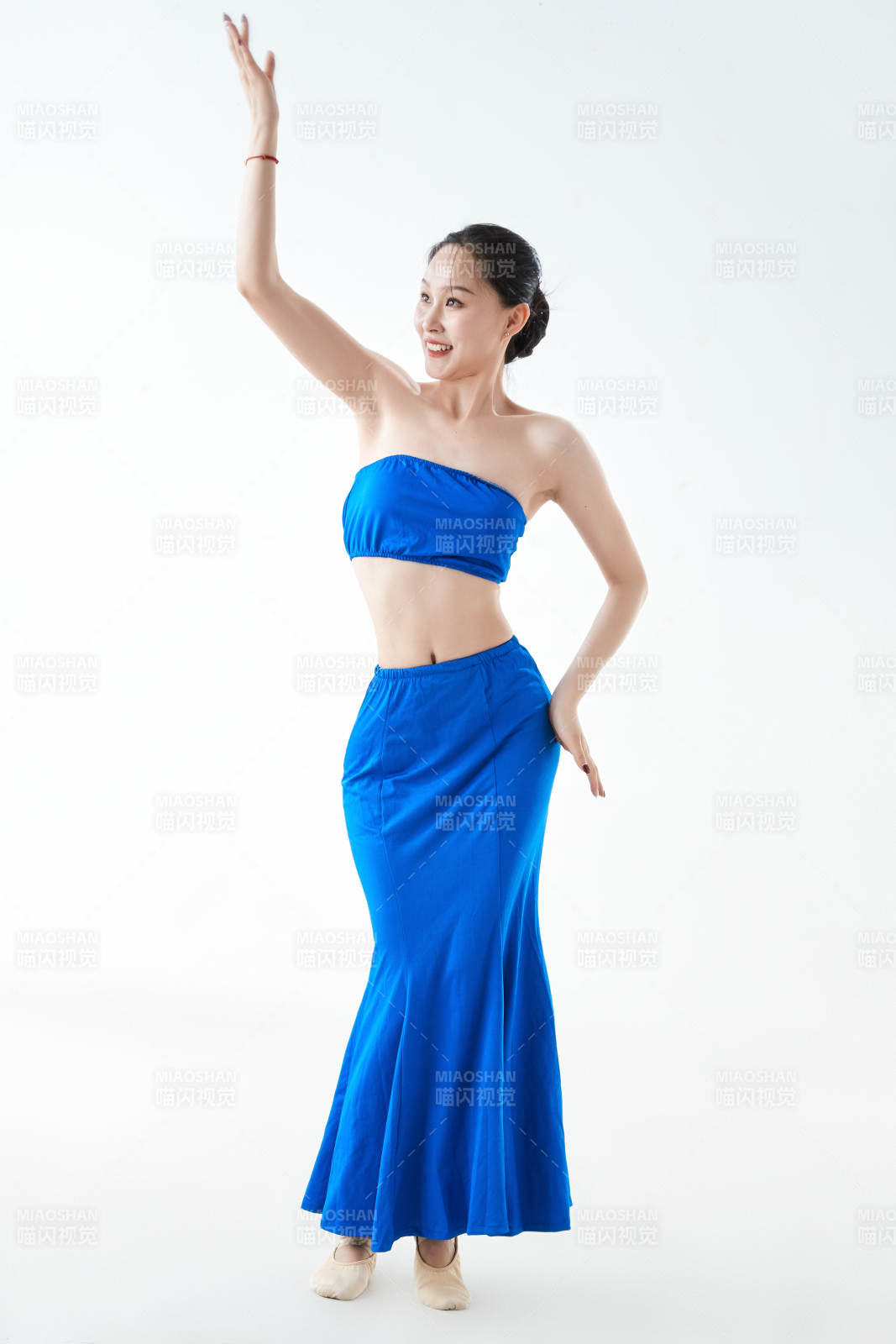 穿着傣族服饰跳孔雀舞的少女图片