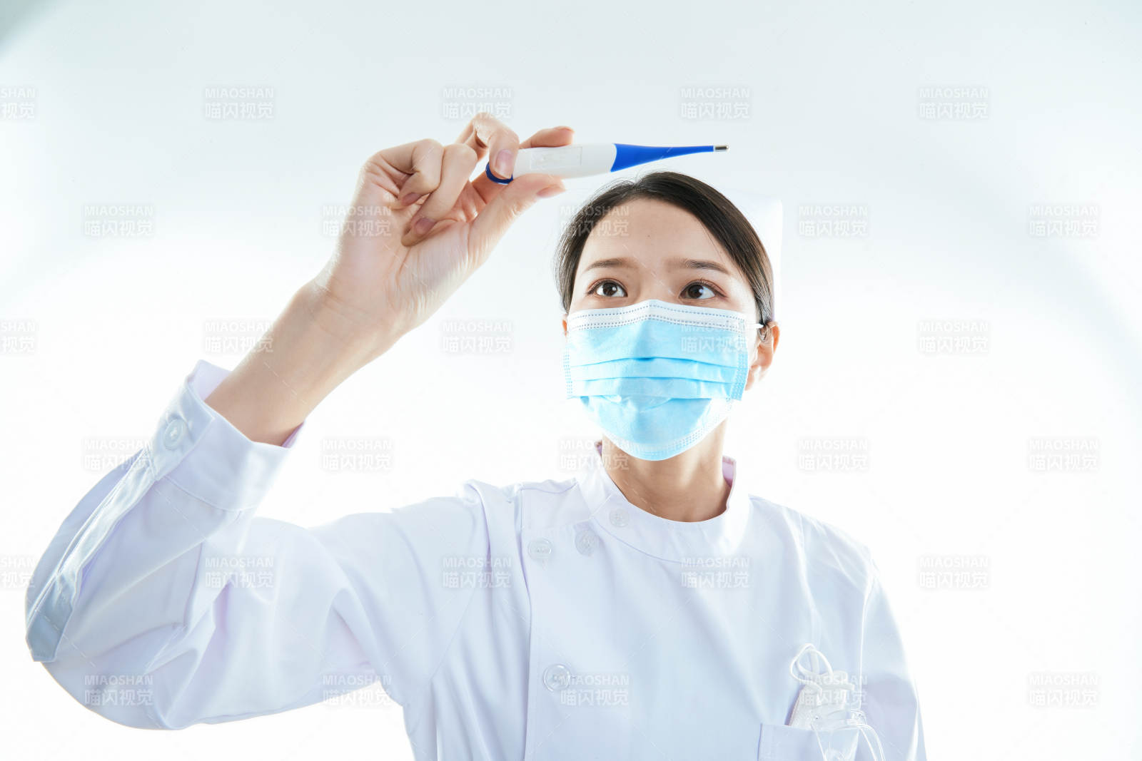 身穿护士的年轻女性医护人员图片