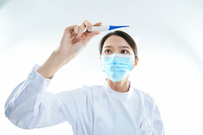 身穿护士的年轻女性医护人员图片