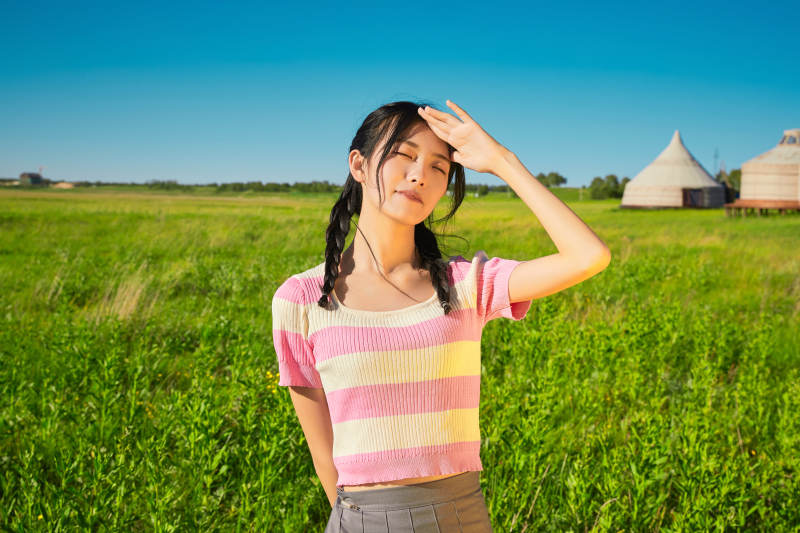 盛夏在草原湿地公园游玩的姑娘图片