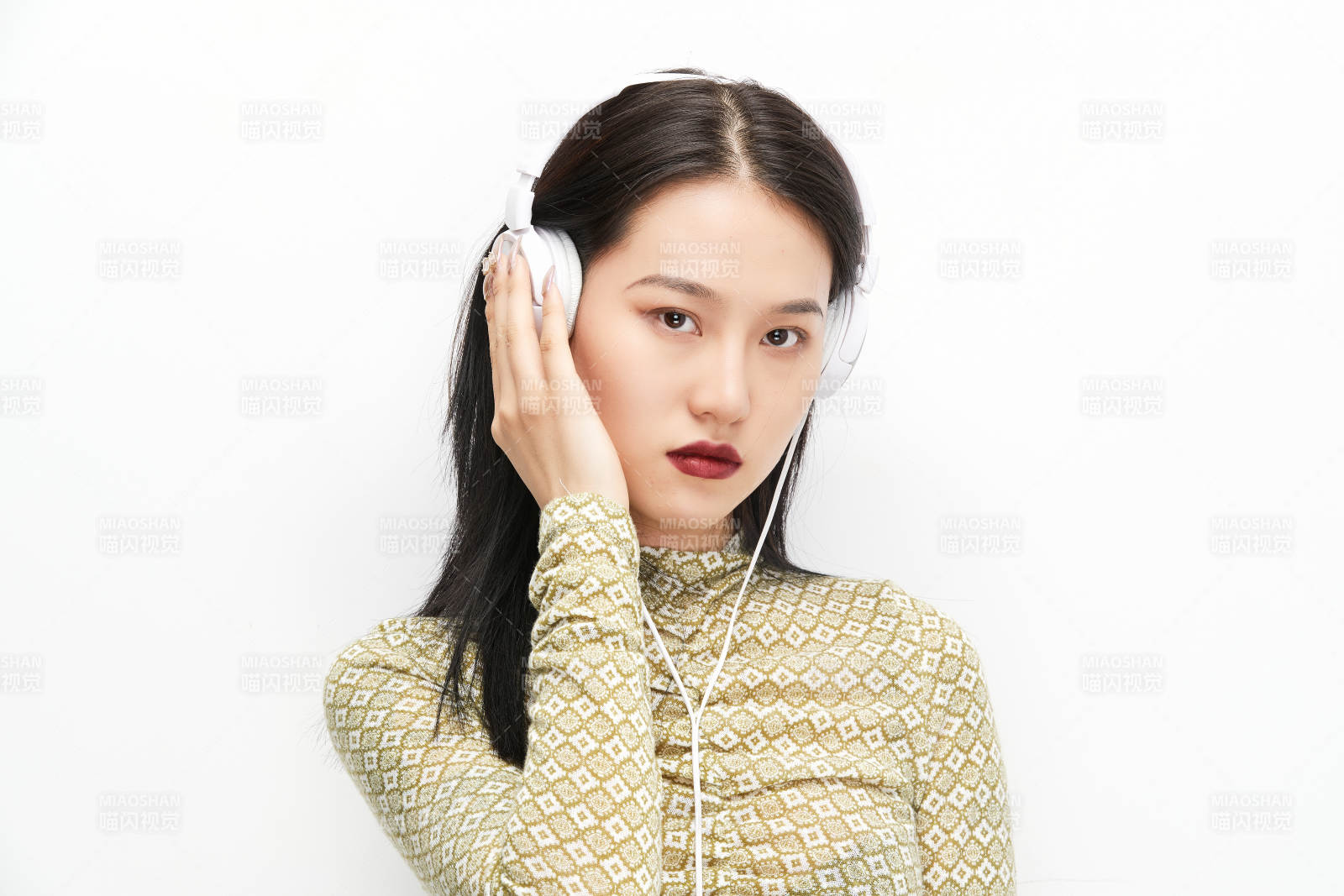 头戴耳机手持电话听音乐的少女图片