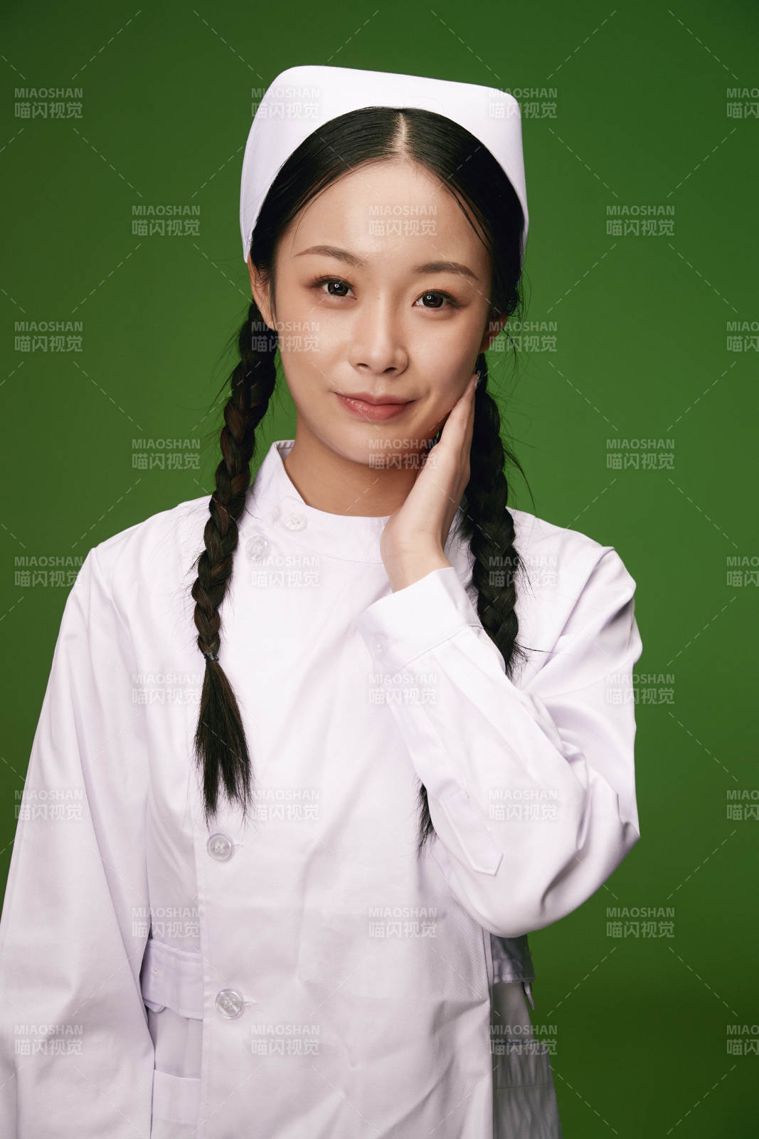 身穿白色护士服的年轻护士形象图片