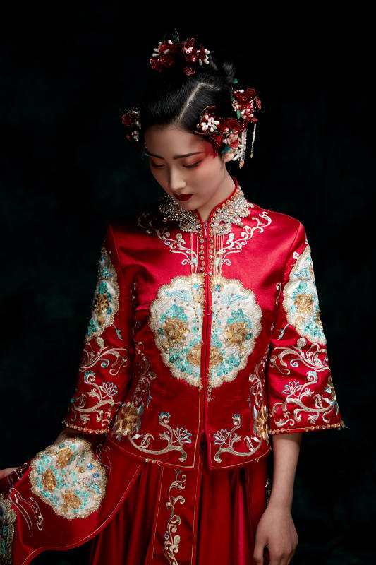 穿着中式秀禾服的亚洲少女图片