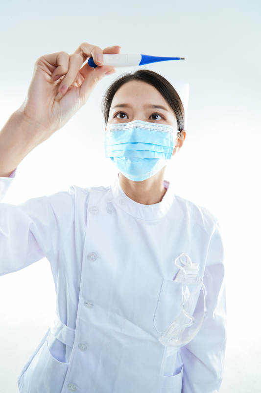 身穿护士的年轻女性医护人员图片