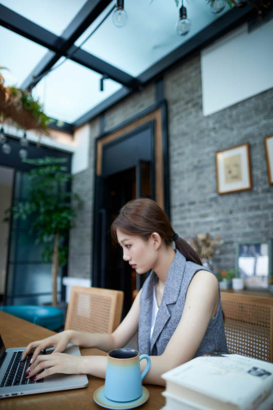在室内使用电脑办公的亚洲白领女性图片