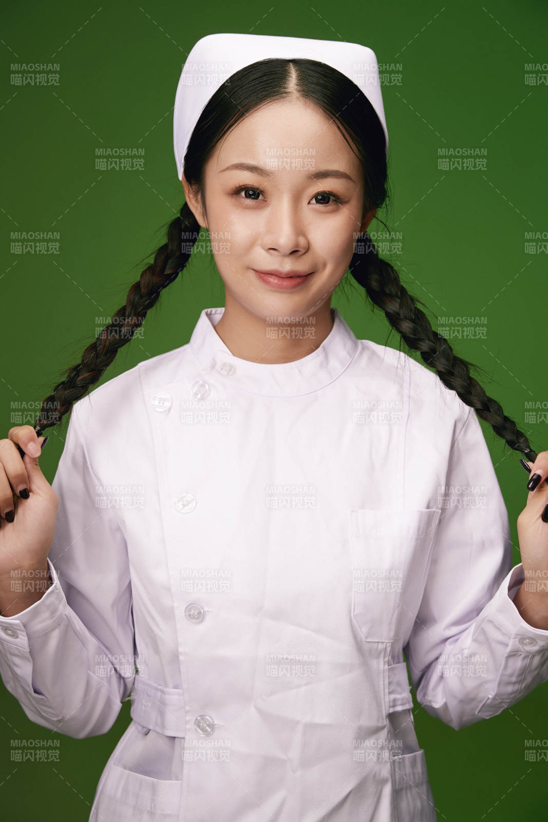 身穿白色护士服的年轻护士形象图片