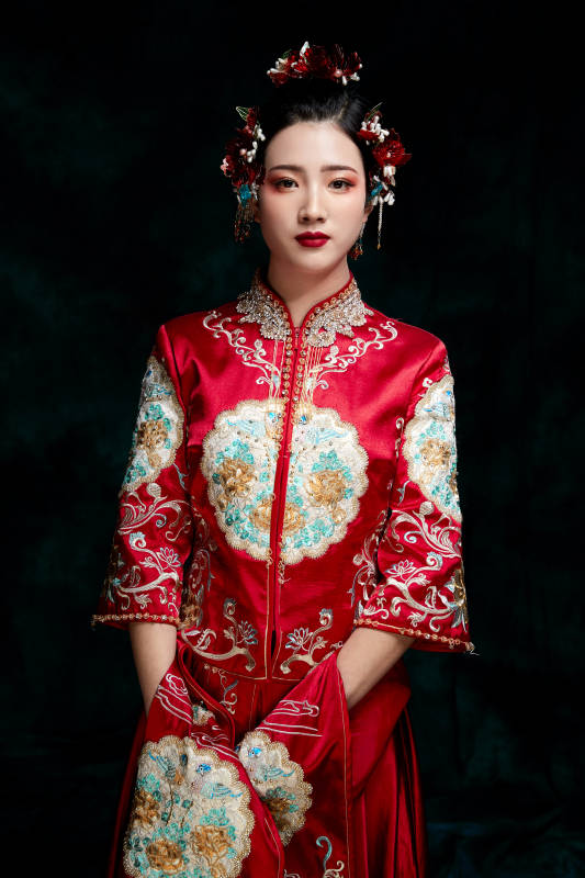 穿着中式秀禾服的亚洲少女图片