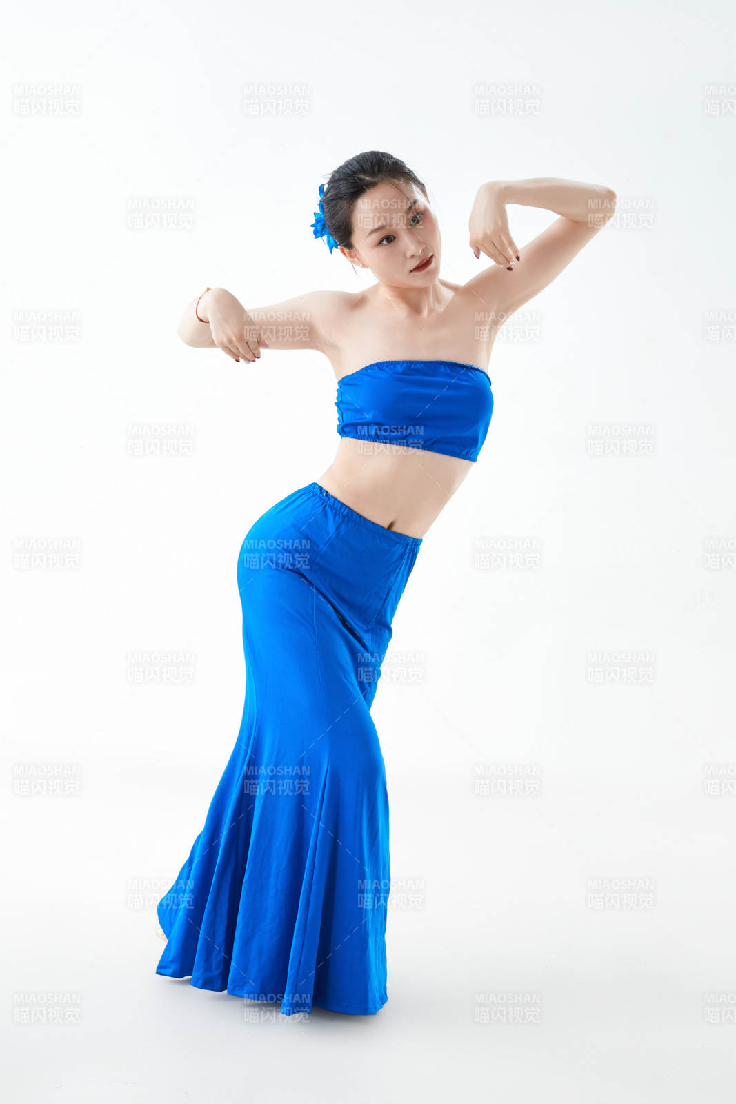 穿着傣族服饰跳孔雀舞的少女图片