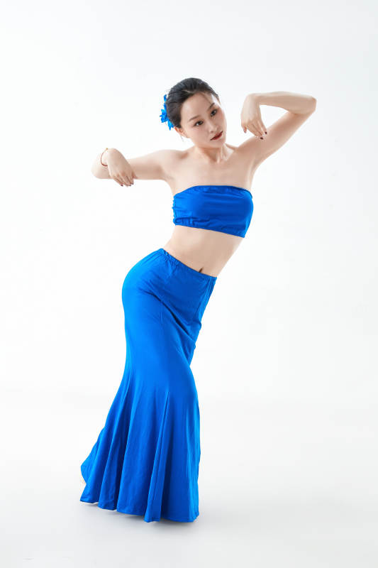 穿着傣族服饰跳孔雀舞的少女图片