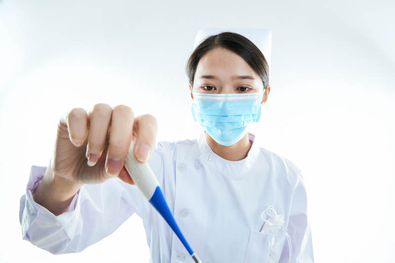 身穿护士的年轻女性医护人员图片