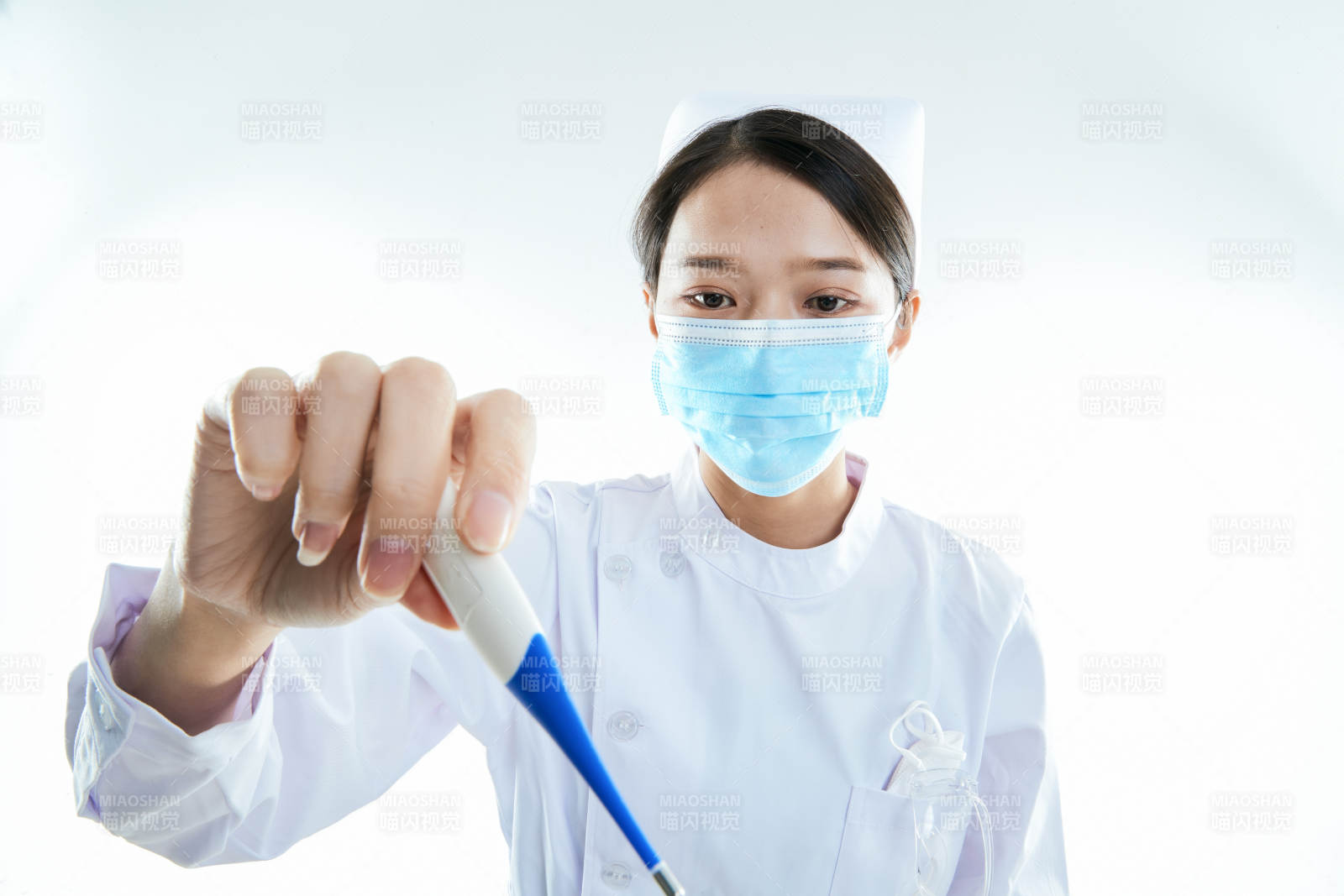 身穿护士的年轻女性医护人员图片