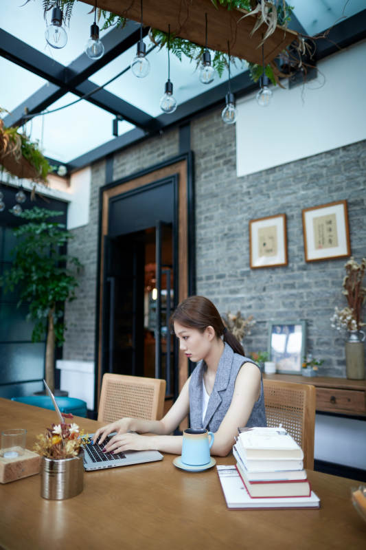 在室内使用电脑办公的亚洲白领女性图片