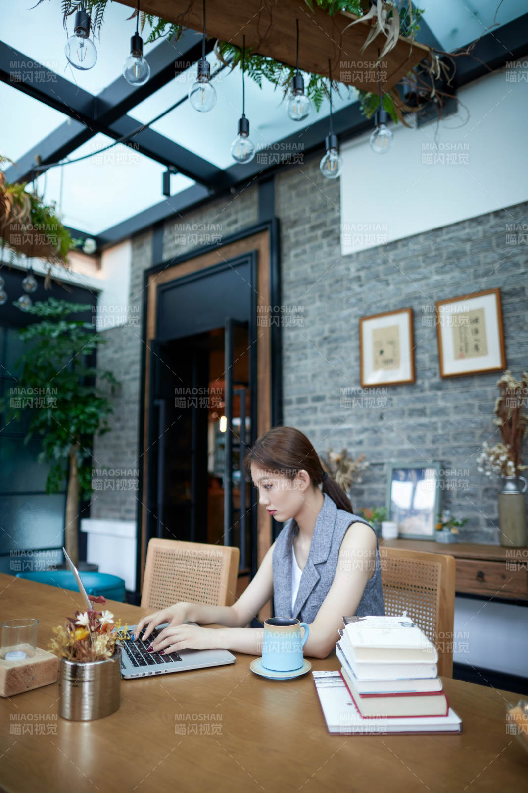 在室内使用电脑办公的亚洲白领女性图片