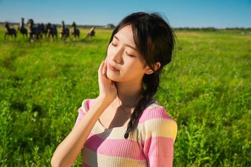 盛夏在草原湿地公园游玩的姑娘图片