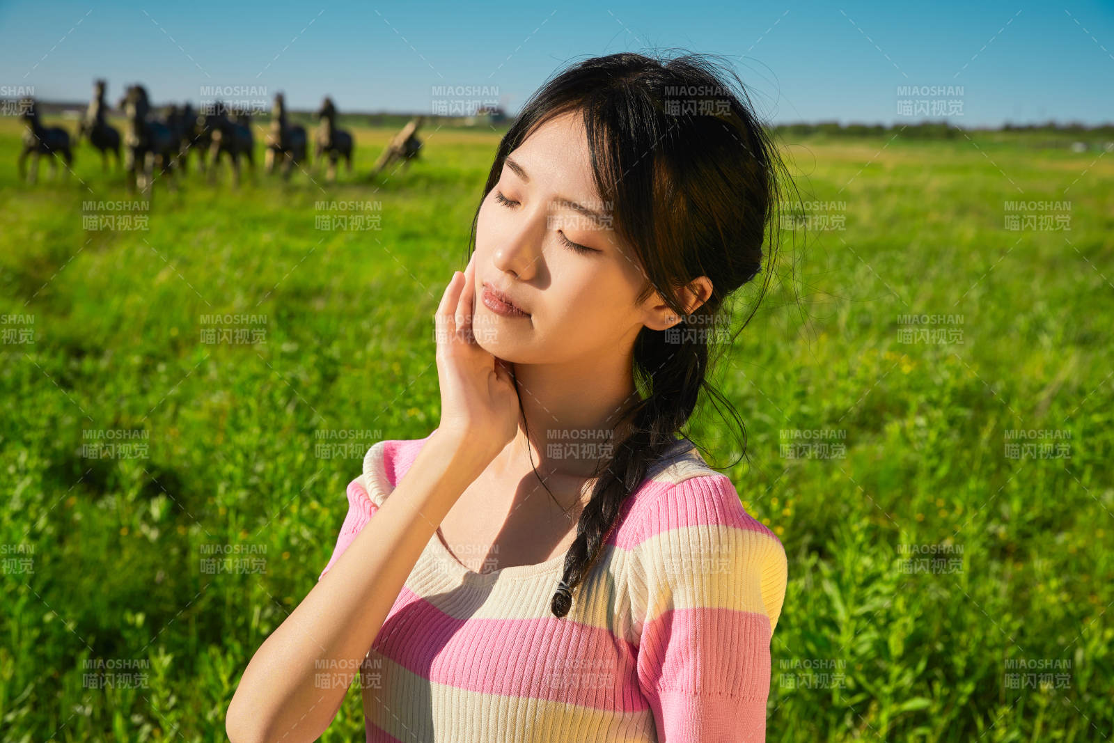 盛夏在草原湿地公园游玩的姑娘图片