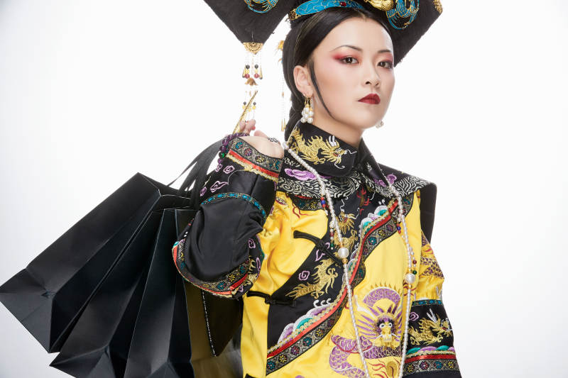 穿越而来手提购物袋的清朝皇后图片