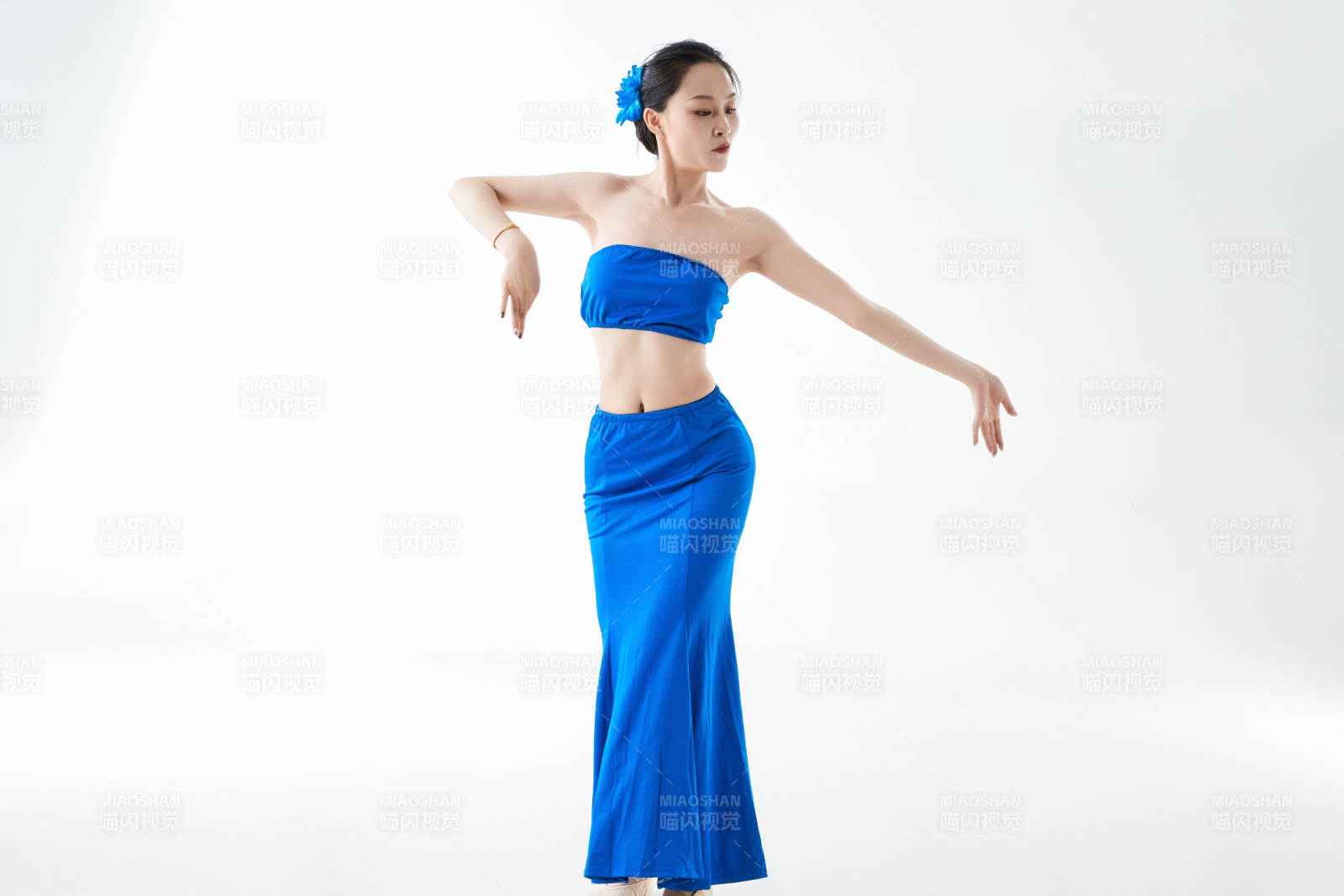 穿着傣族服饰跳孔雀舞的少女图片