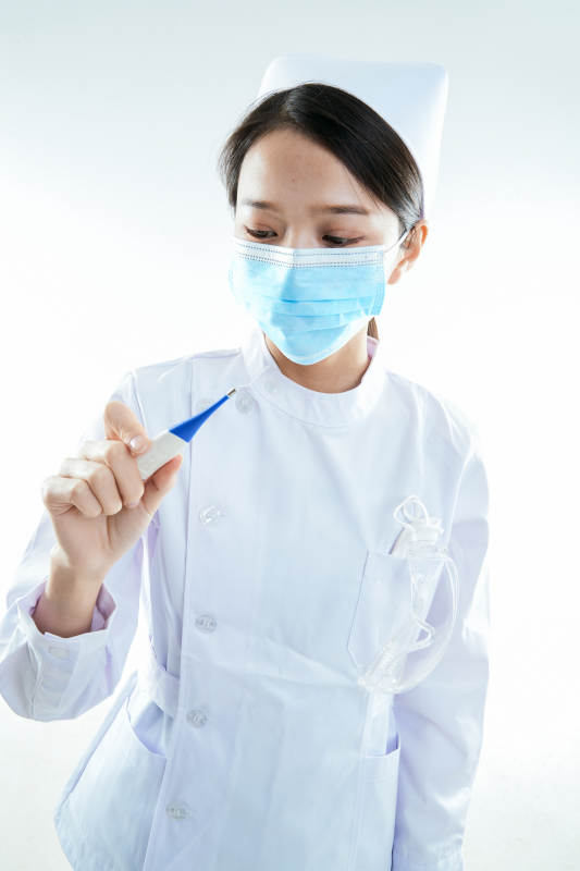 身穿护士的年轻女性医护人员图片