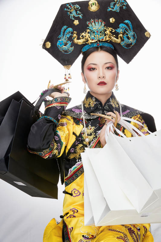 穿越而来手提购物袋的清朝皇后图片