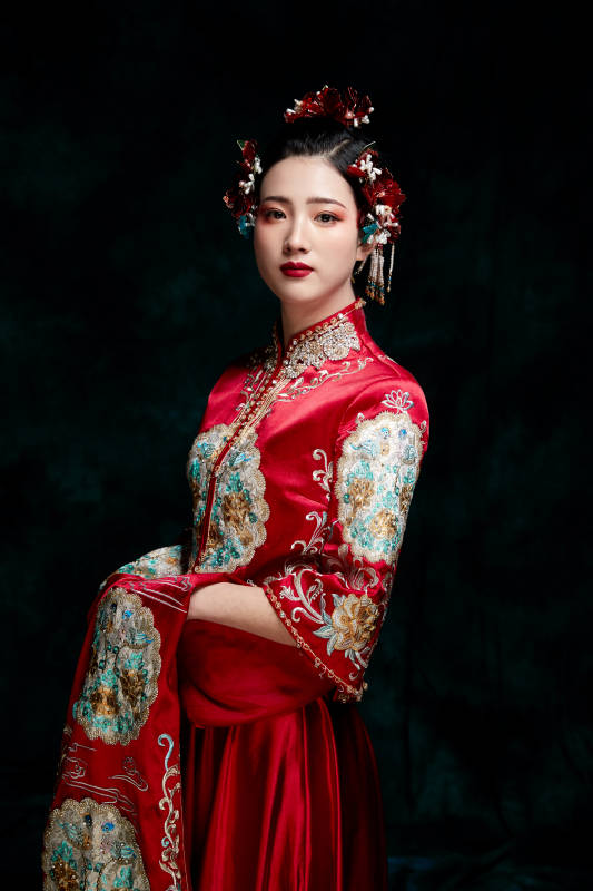 穿着中式秀禾服的亚洲少女图片