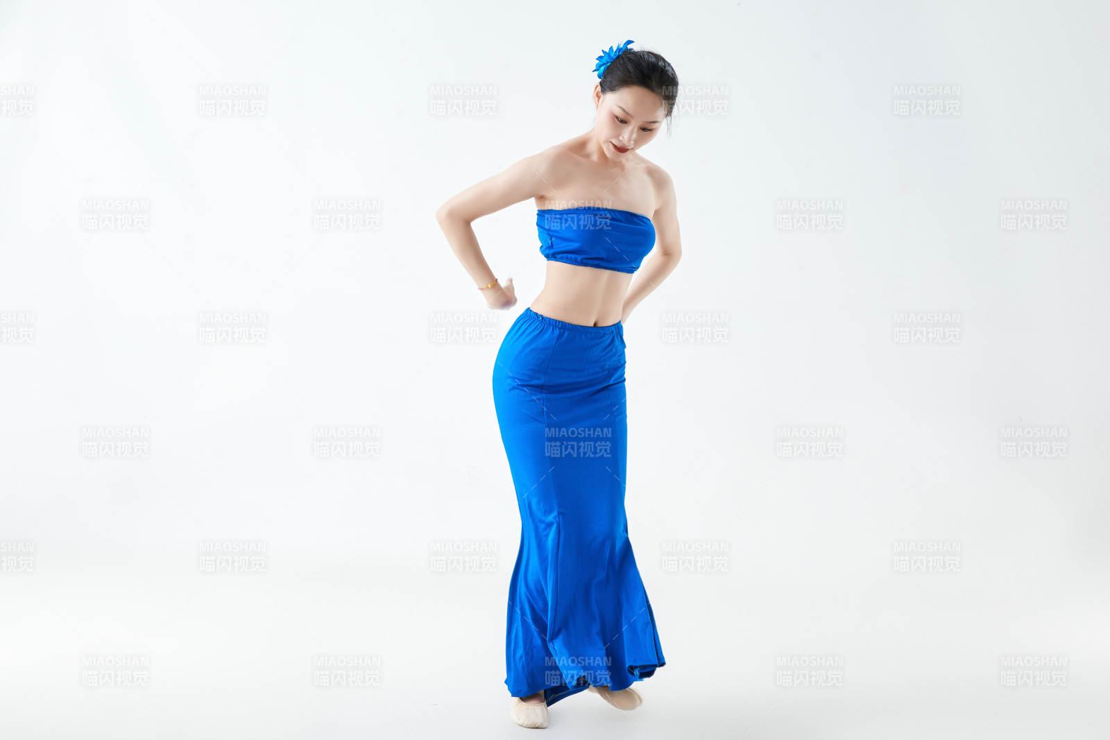 穿着傣族服饰跳孔雀舞的少女图片