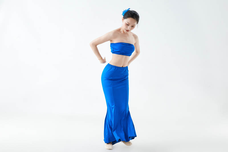 穿着傣族服饰跳孔雀舞的少女图片