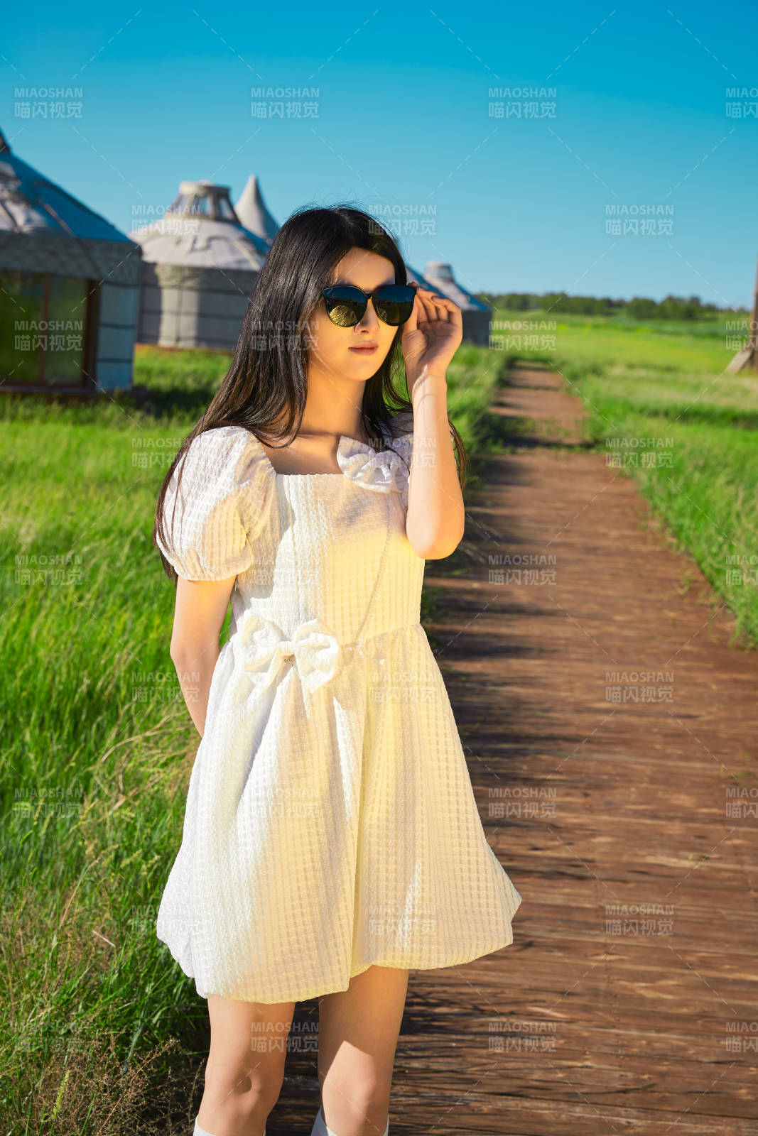 盛夏在草原湿地公园游玩的姑娘图片