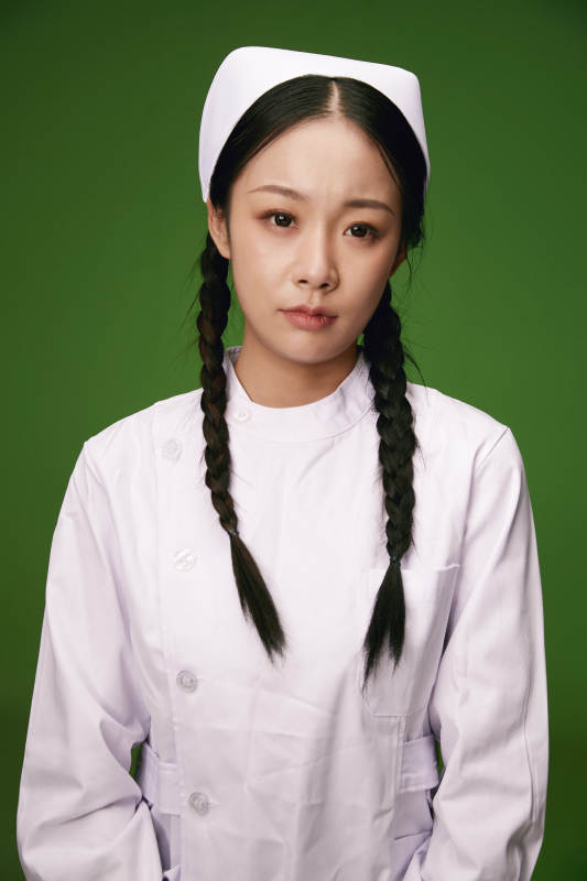 身穿白色护士服的年轻护士形象图片