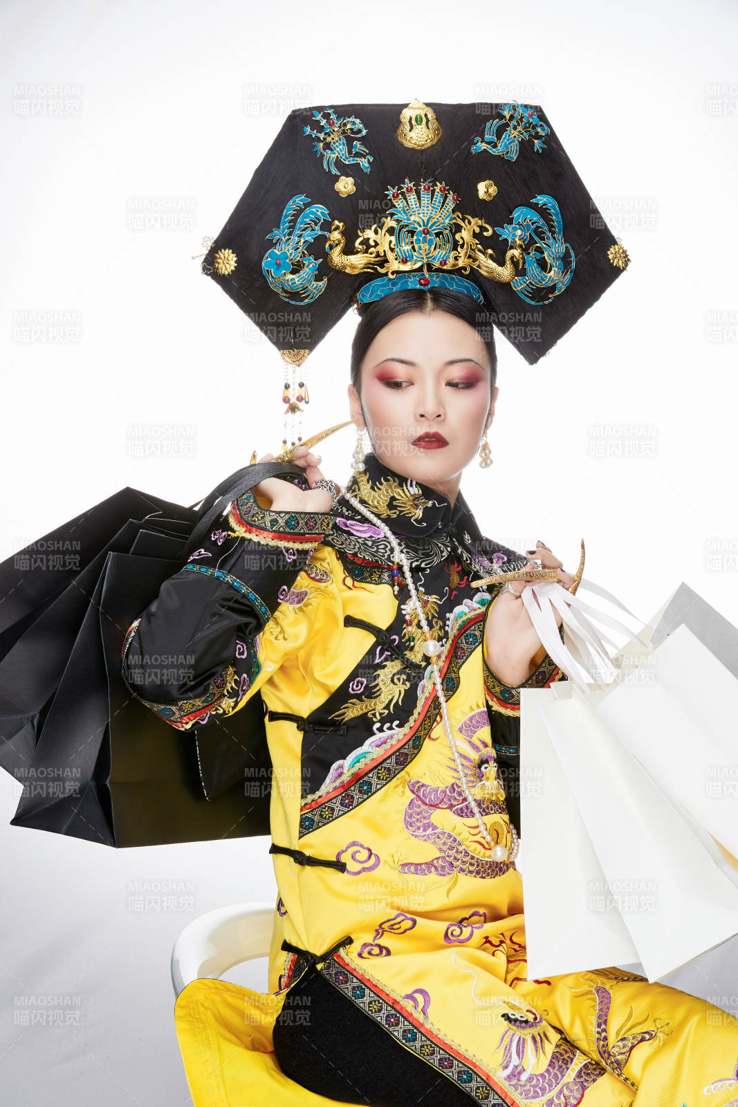 穿越而来手提购物袋的清朝皇后图片
