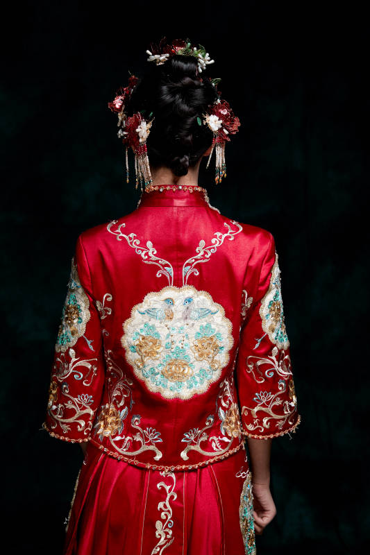 穿着中式秀禾服的亚洲少女图片