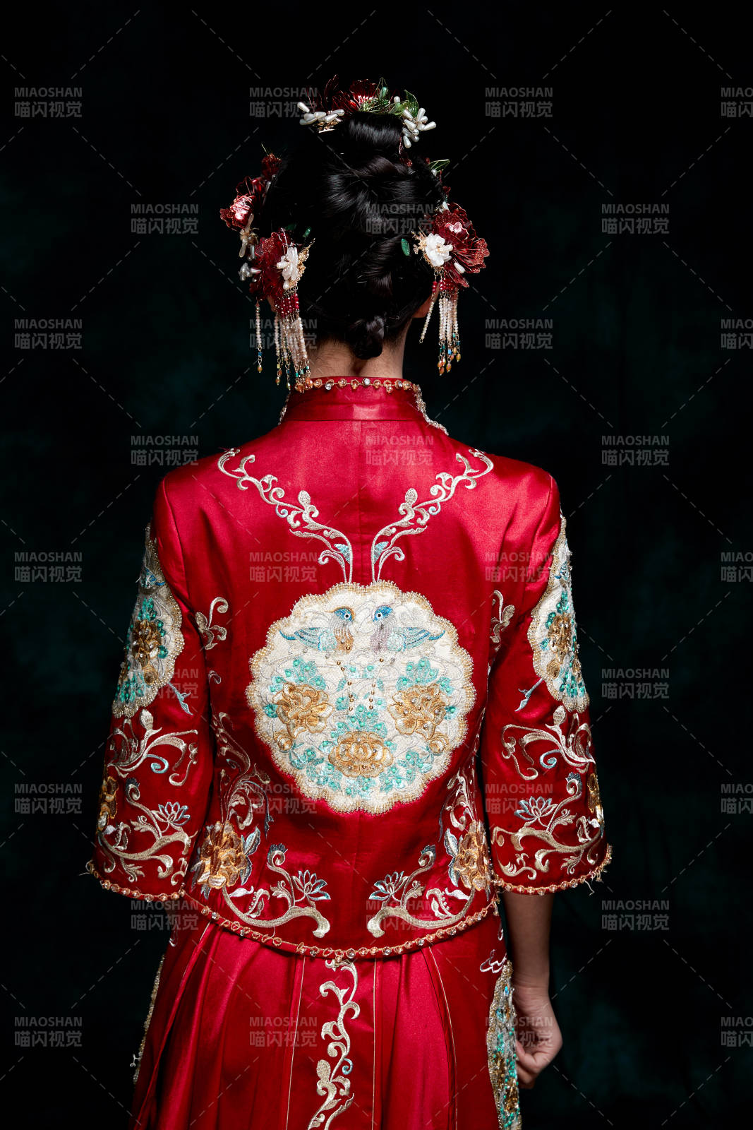 穿着中式秀禾服的亚洲少女图片