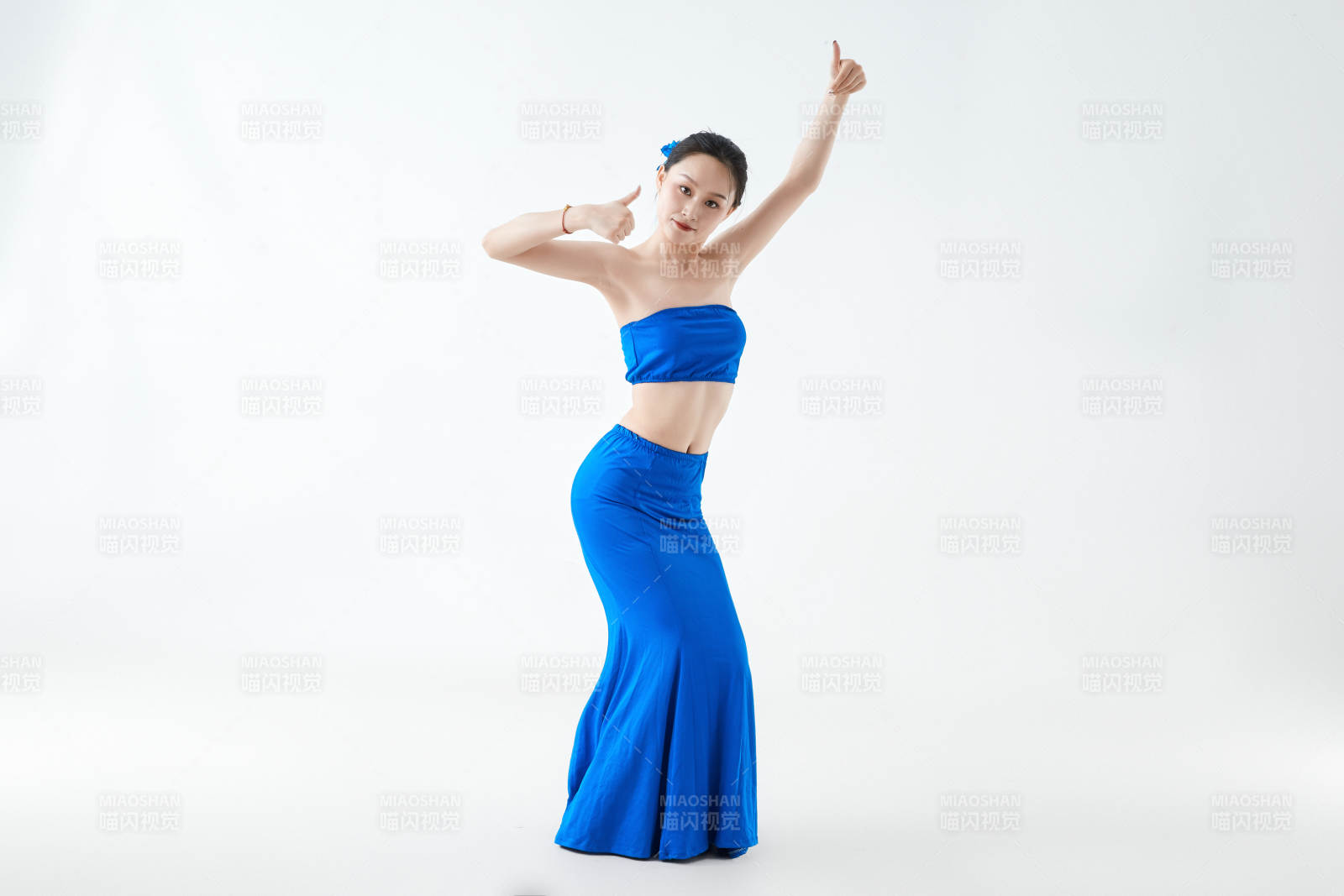 穿着傣族服饰跳孔雀舞的少女图片