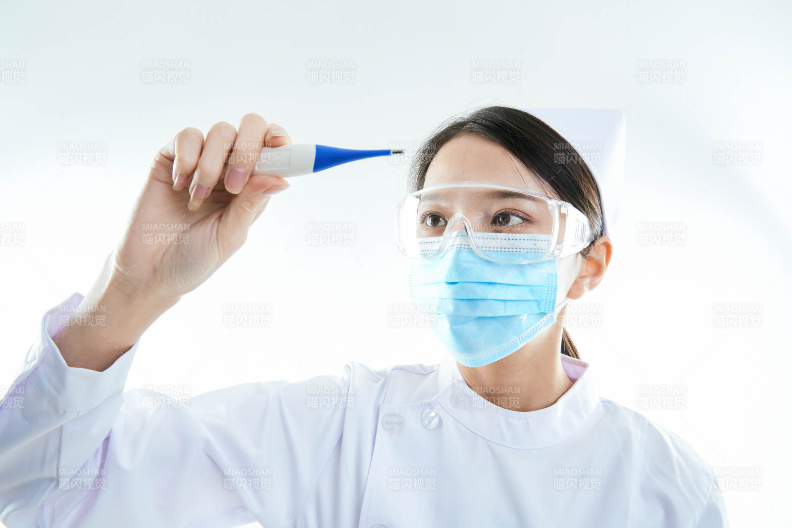 身穿护士的年轻女性医护人员图片