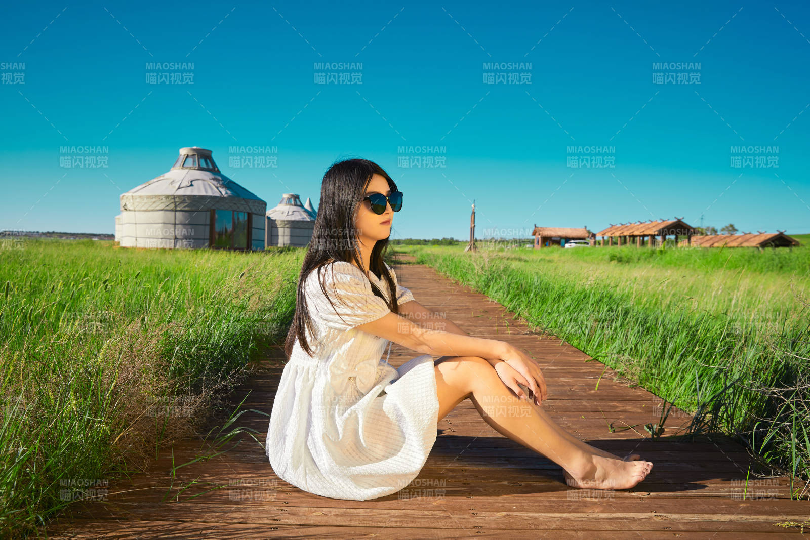 盛夏在草原湿地公园游玩的姑娘图片