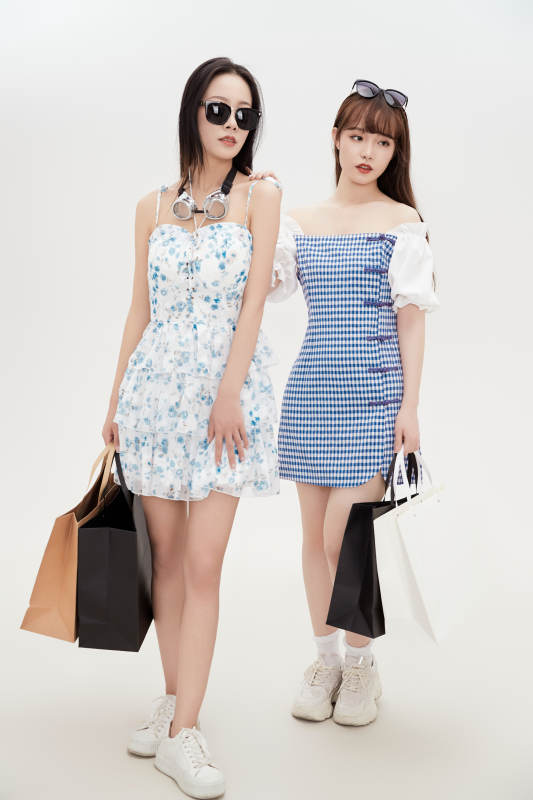 白色背景下手提购物袋时尚美丽的美女闺蜜图片