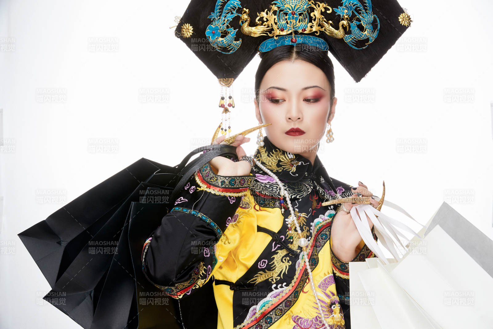 穿越而来手提购物袋的清朝皇后图片