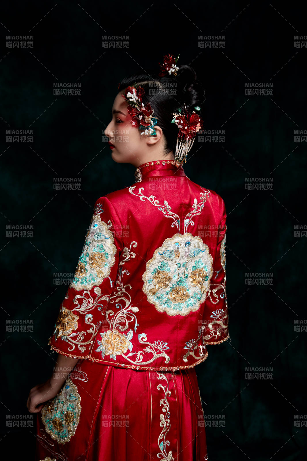 穿着中式秀禾服的亚洲少女图片