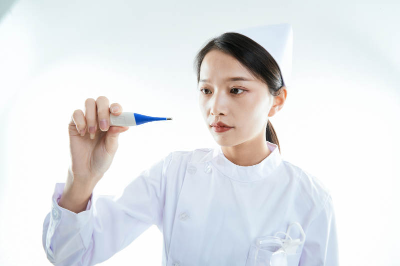 身穿护士的年轻女性医护人员图片