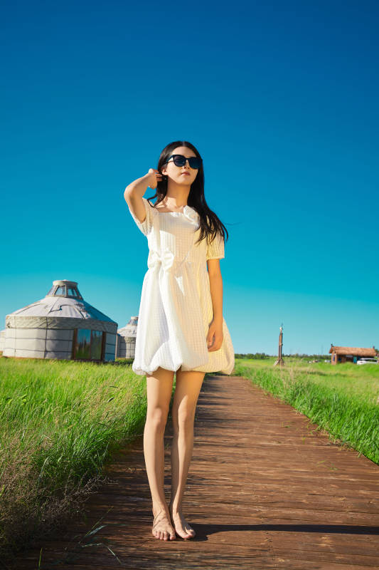 盛夏在草原湿地公园游玩的姑娘图片