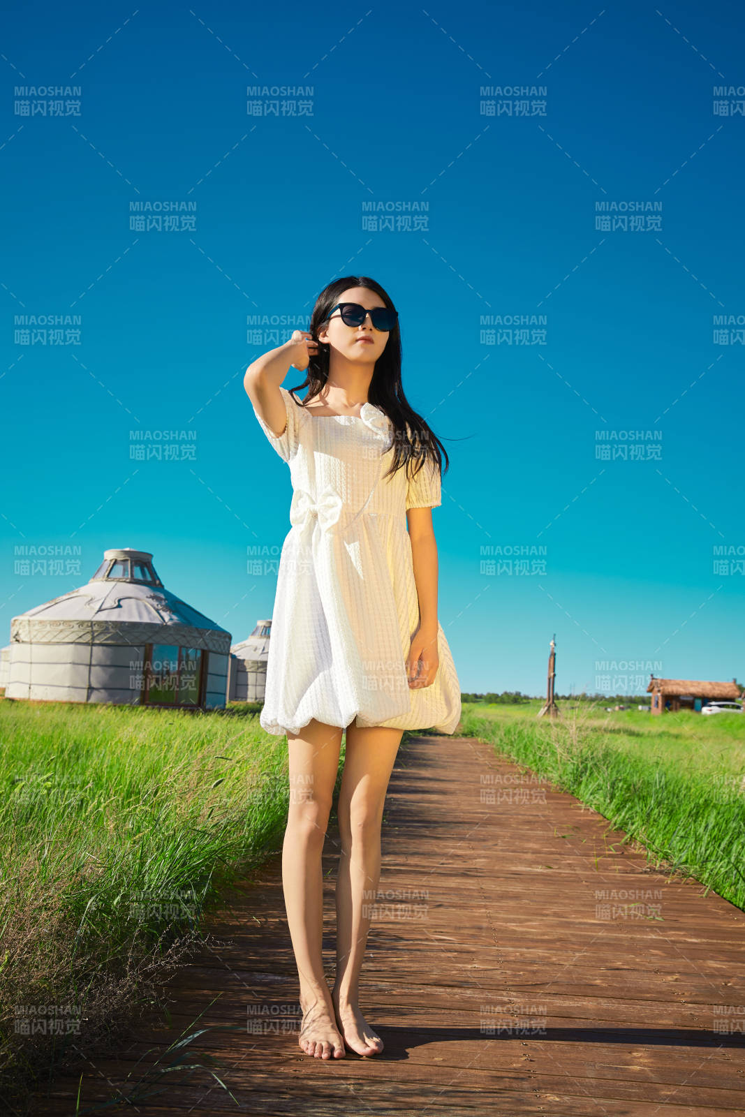 盛夏在草原湿地公园游玩的姑娘图片