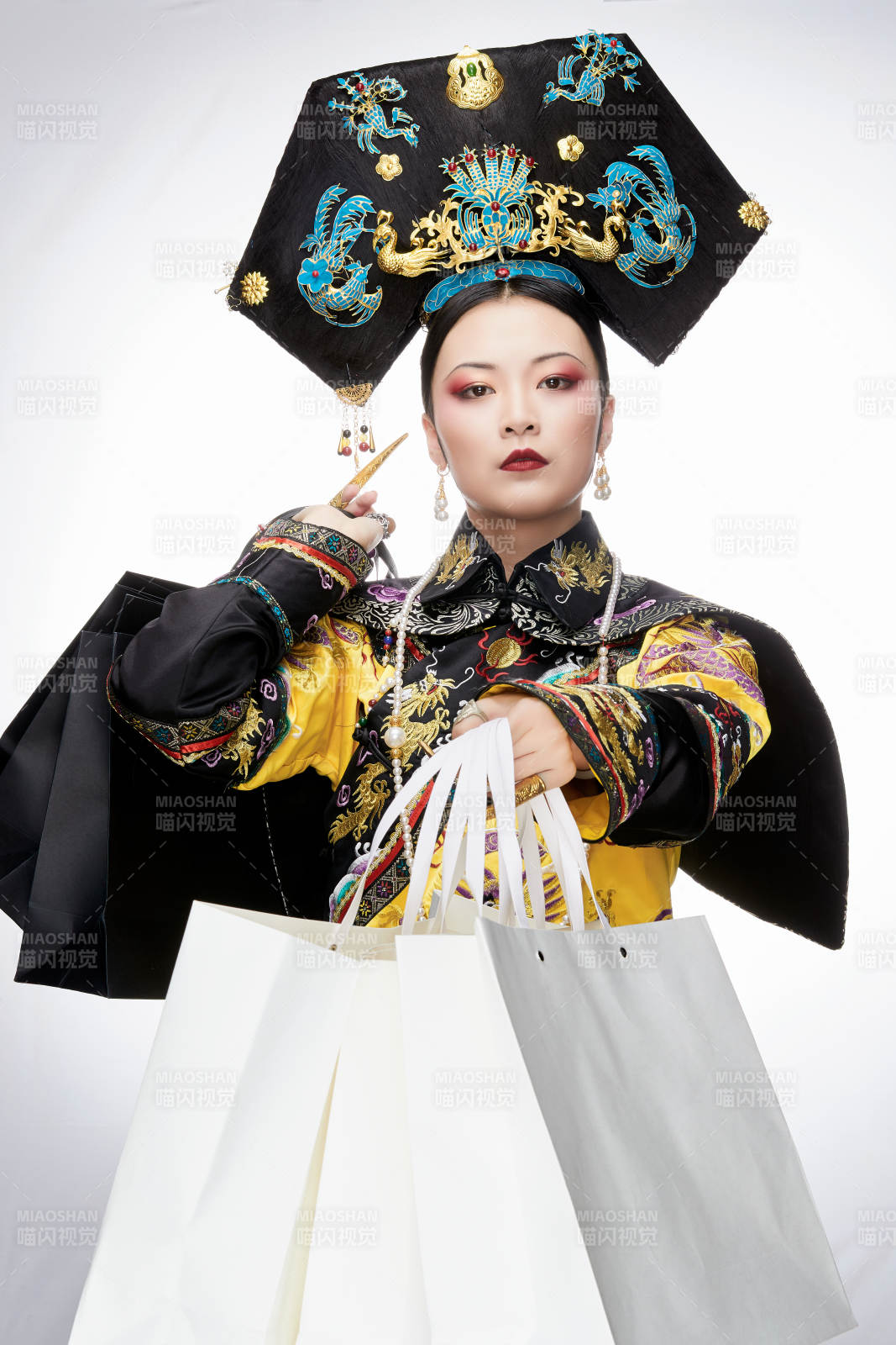 穿越而来手提购物袋的清朝皇后图片