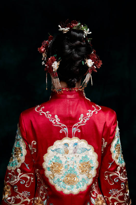 穿着中式秀禾服的亚洲少女图片