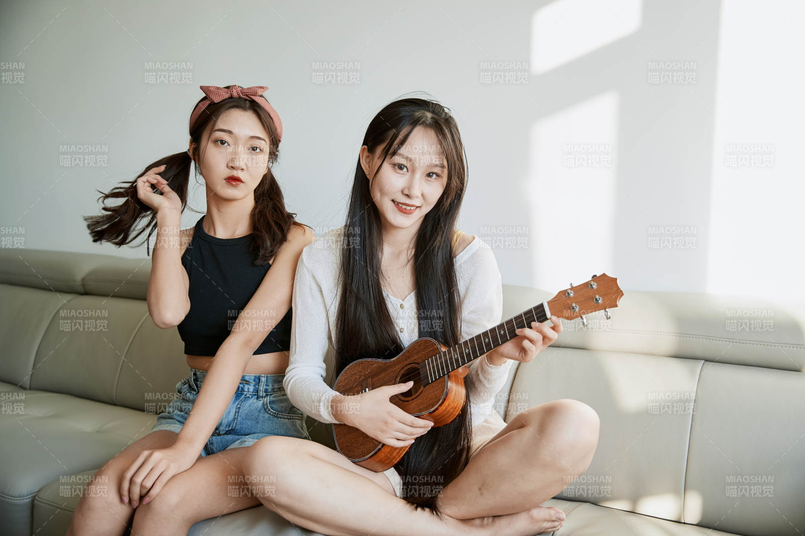 坐在沙发弹琴唱歌俩位美女闺蜜图片