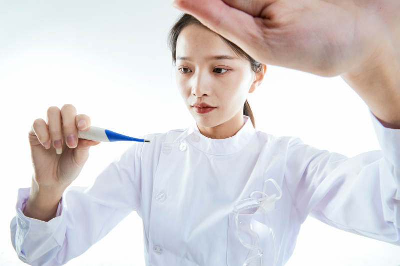 身穿护士的年轻女性医护人员图片