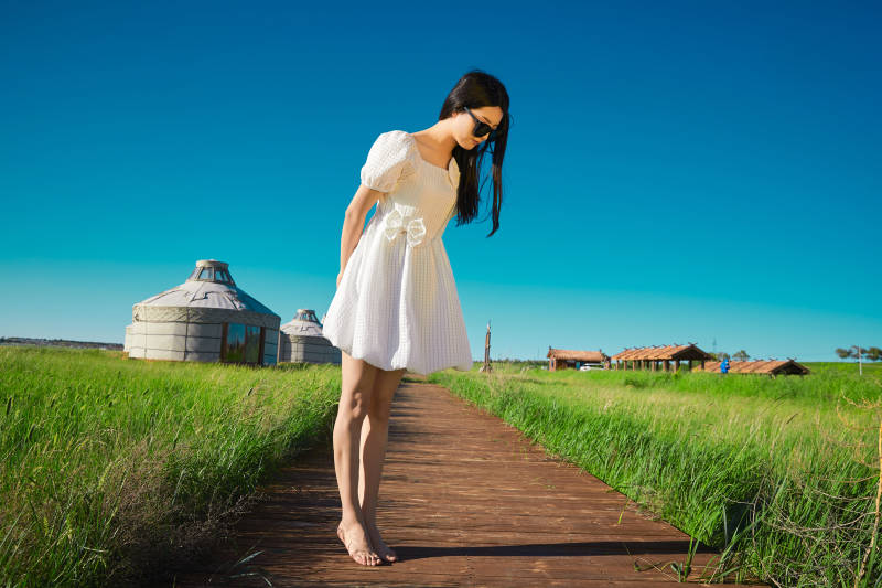 盛夏在草原湿地公园游玩的姑娘图片