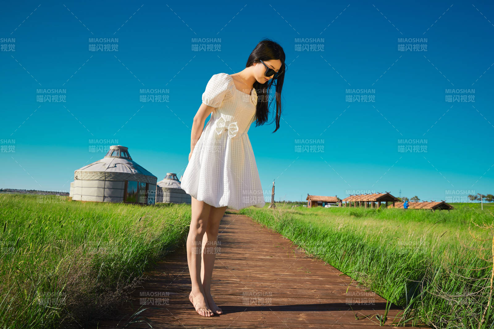 盛夏在草原湿地公园游玩的姑娘图片