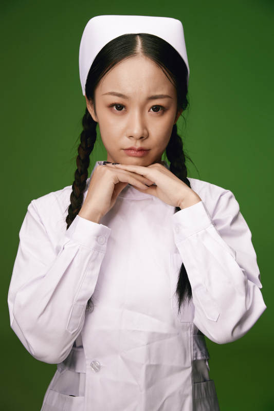 身穿白色护士服的年轻护士形象图片