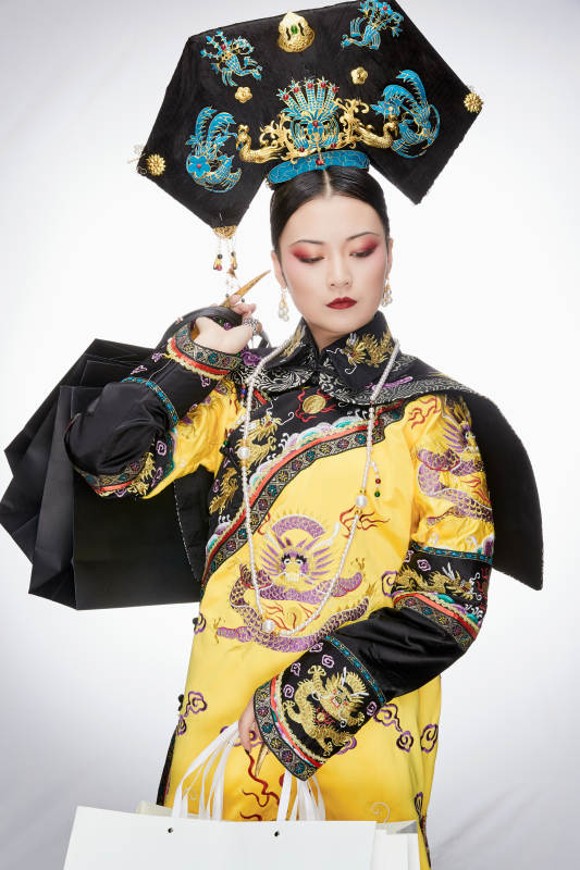 穿越而来手提购物袋的清朝皇后图片