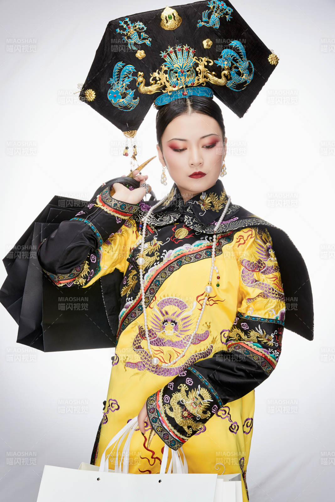 穿越而来手提购物袋的清朝皇后图片